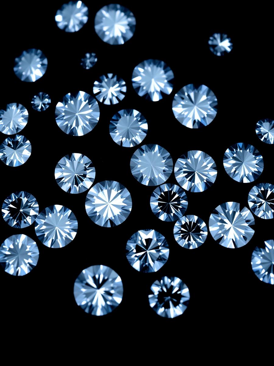 Loose brilliant diamonds
